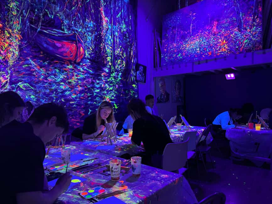 Lyon : Neon painting in an artist's studio - gallery - What happens in the 1h45 neon painting session