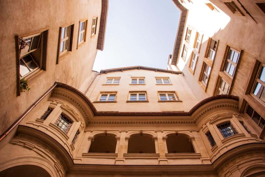 Lyon: Old Town Food Tour with 6 French Food Tastings & Wine - Crossing the Saône Into Presqu’île for Monuments and a Seasonal Hot Dish