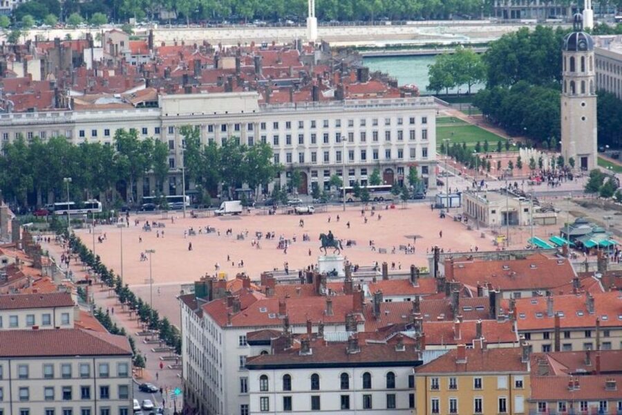 Lyon: Private custom tour with a local guide - Croix-Rousse style views and neighborhood texture