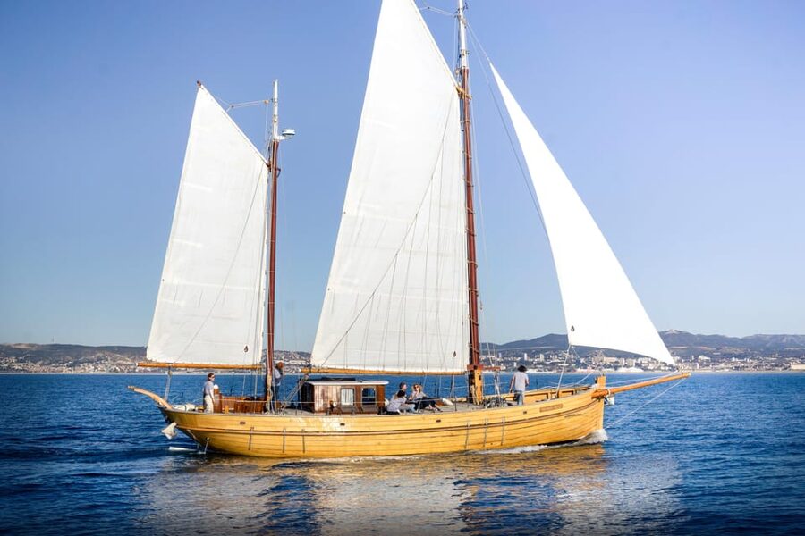 Marseille: Day sailing in the heart of the Calanques with organic lunch and wine - First cove and swim break, with snorkeling gear included