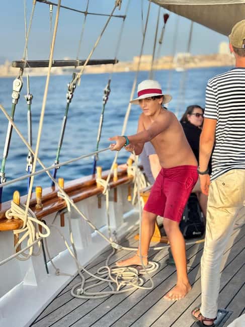 Marseille: Day sailing in the heart of the Calanques with organic lunch and wine - Setting sail in the Calanques, with real navigation and sailing help