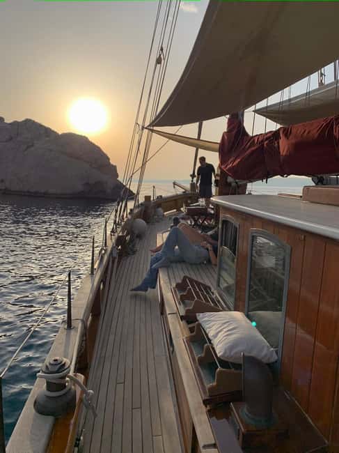 Marseille: Evening sailboat trip to the Calanques du Frioul with buffet and organic wine - Marseille evening sail to Frioul: how the sunset plan really works