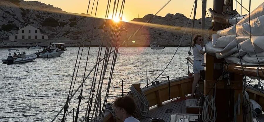Marseille: Evening sailboat trip to the Calanques du Frioul with buffet and organic wine - Aperitif and music: relaxing the way this trip is meant to feel