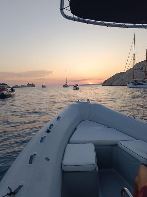 Marseille: Sunset Boat Cruise with Rosé Wine & Snacks - Getting set up at Bateau Marseille Calanques