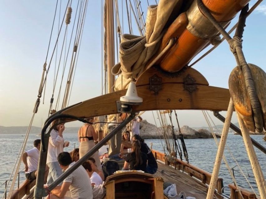 Marseille: Sunset Cruise Cocktail-Dinner in Frioul Islands - The 30-minute sail out of the Old Port: where the views start working