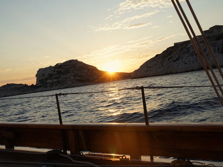 Marseille: Sunset Cruise Cocktail-Dinner in Frioul Islands - Price and value: why $112 can make sense here