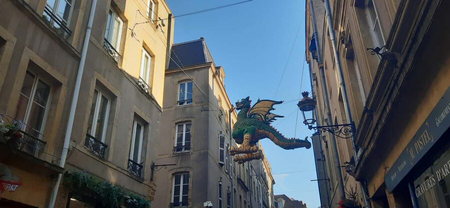 Metz: a guided walking tour of the city's key spots - Place Jean-Paul II and the outside views of Saint-Étienne Cathedral