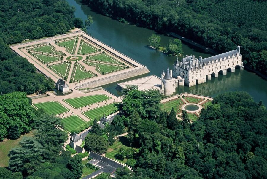 Mont Saint-Michel & Chateaux Country 3-Day Tour from Paris - A coach day trip in three acts: getting out of Paris smoothly