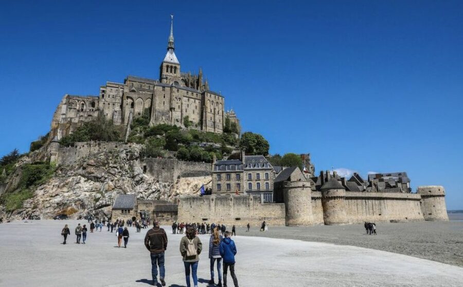 Mont-Saint-Michel: Private Guided Tour with Abbey Entrance - Price and value: what $294 per person buys you