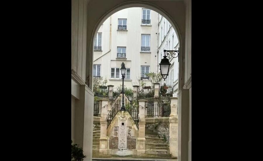 Montmartre for Art Lovers - Walking tour with Expert Guide - Montmartre Cemetery to your first art prompts
