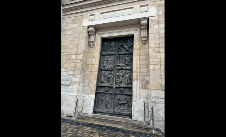 Montmartre for Art Lovers - Walking tour with Expert Guide - The Dalida bronze and the Rue de l’Abreuvoir cafe corridor