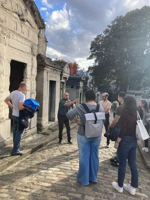 Montmartre for Art Lovers - Walking tour with Expert Guide - La Maison Rose: a quick facade lesson that pays off later