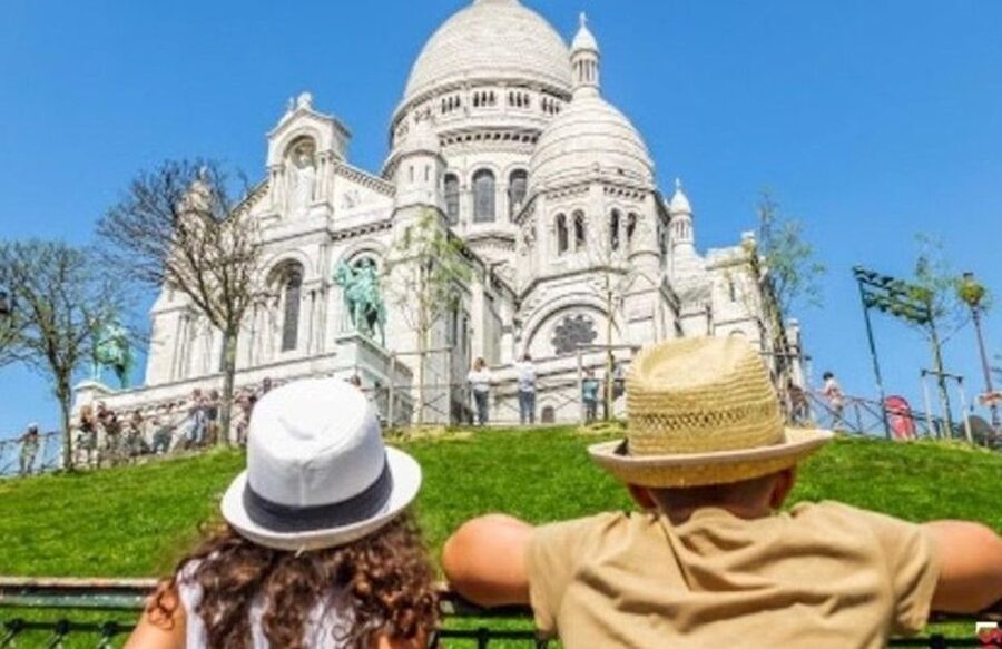 Montmartre: Guided Tour for Kids and Families - Abbesses district highlights: I love you wall and the second carousel