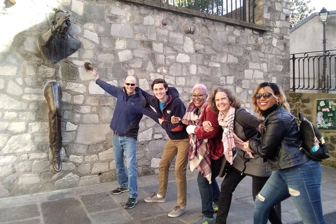 Montmartre Hidden Gems and Scenic Highlights Walking Tour - The pink house cafe and Clos Montmartre: where old Paris still produces something