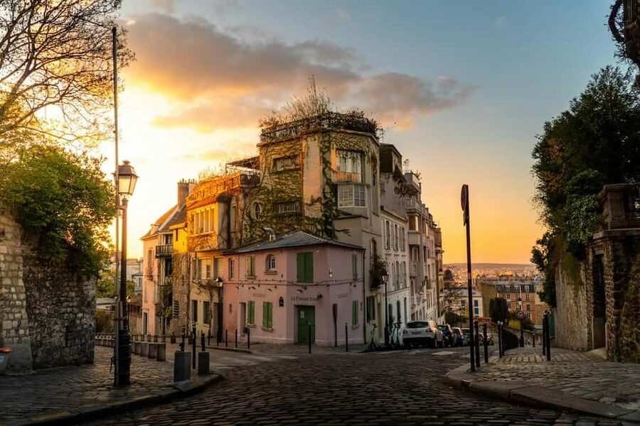Montmartre. The artist village+its unique charm. My hood. - Getting your bearings in Montmartre’s older streets