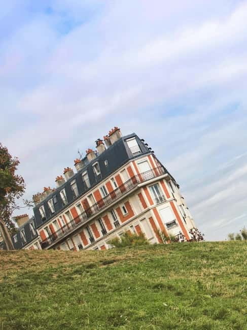 Montmartre. The artist village+its unique charm. My hood. - Price and value: is $42 for Montmartre a smart buy?