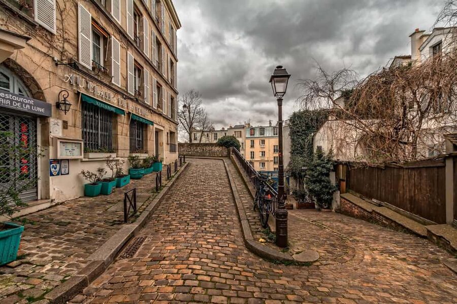Montmartre Walking Tour in English - Entering Montmartre at Metro Blanche and Spotting the Yellow Umbrella