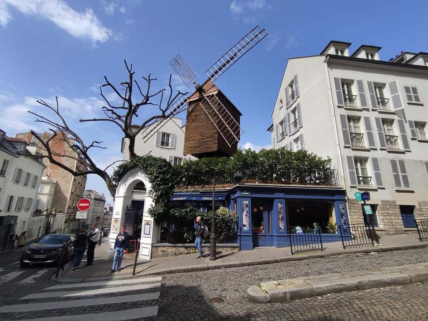 Montmartre Walking Tour with a Local Guide - Place du Tertre, where you can see art in motion