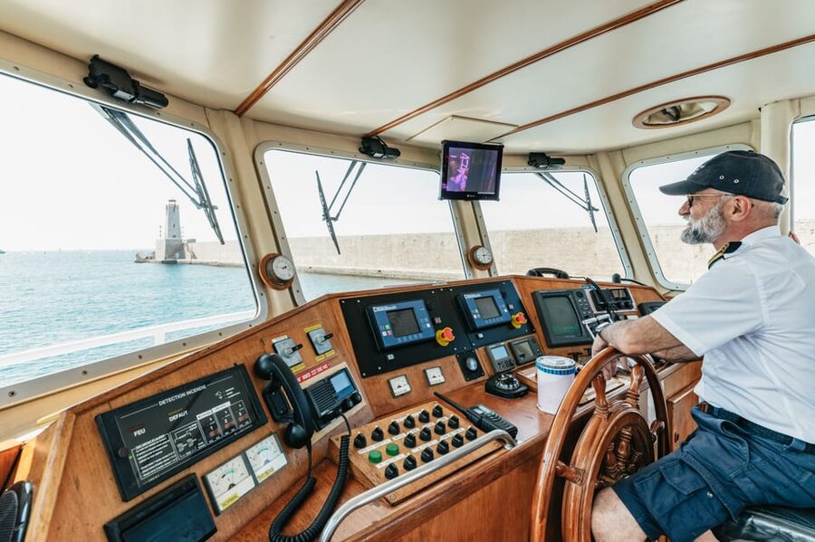Nice: 1-Hour Sightseeing Cruise to Villefranche Bay - Drinks, Cash, and Small Money Decisions