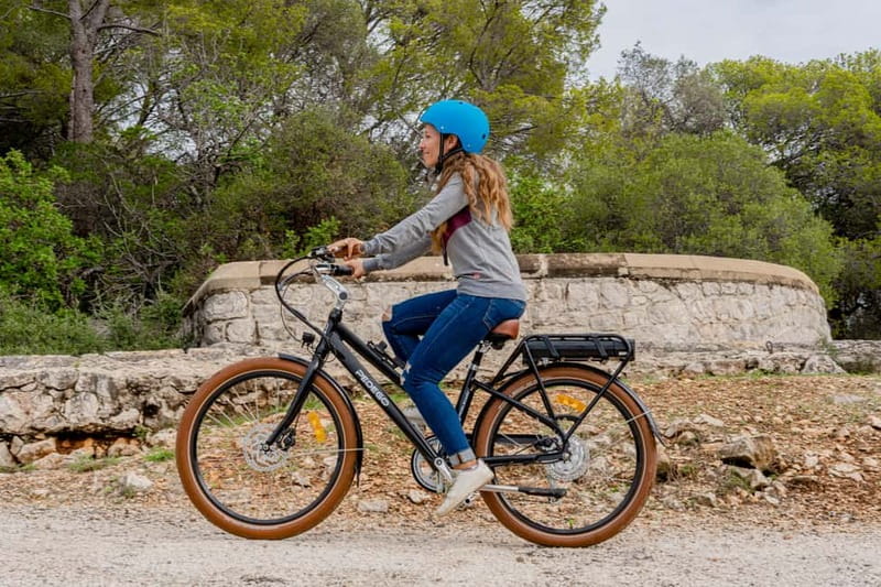 Nice: Bike or E-Bike Rental - Pushing toward Antibes or Villefranche, without turning it into a workout