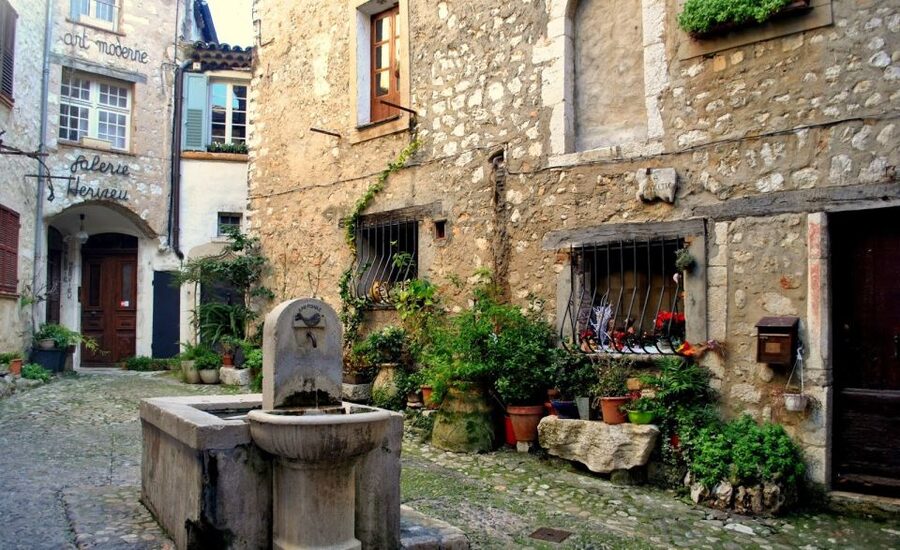 Nice: Cannes, Antibes & St Paul de Vence Half-Day Tour - Antibes as a chic seaside resort, with an old-town pause
