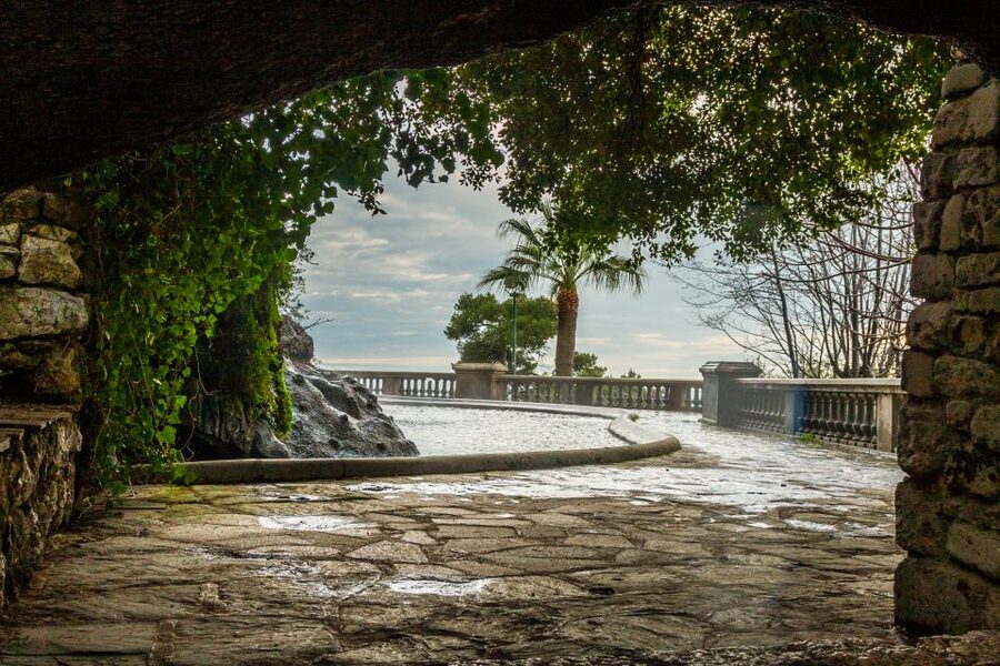 Nice: Old Town Treasures Walking Tour - Getting your bearings by Nice’s seafront and Castle Hill