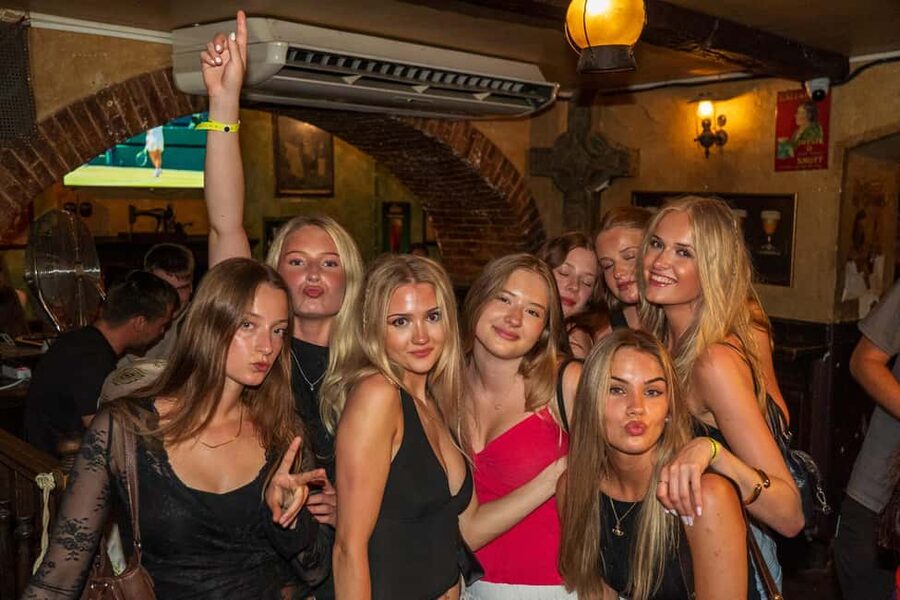 Nice: Orange Bar Crawl with 5 Free Shots & VIP Club Entry - Price and value: what $20 really buys in this 5-hour party plan