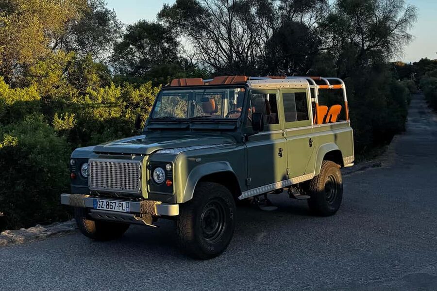 Nice: Sunset & Wine Tasting in a historic Land Rover - The 2-hour flow, from Collège Port Lympia to sunset and back