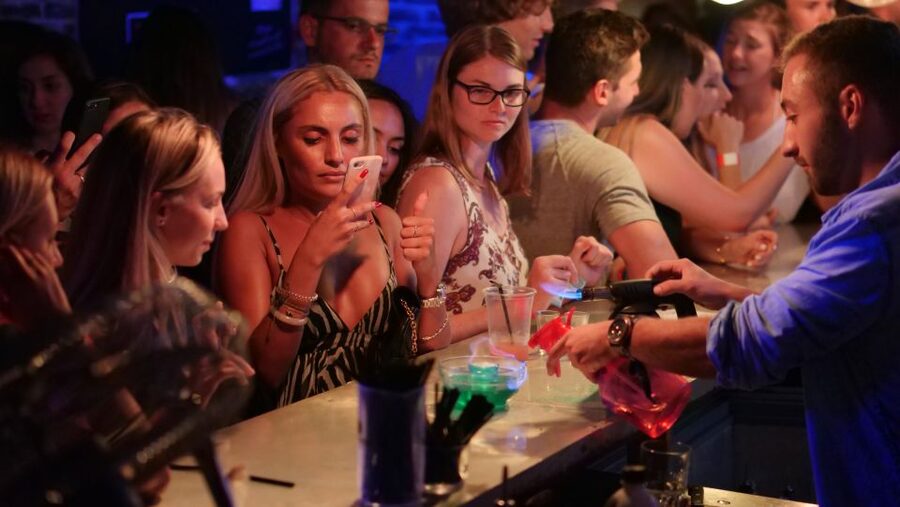Nice: Ultimate Party Bar Crawl Free Shots & VIP Club Entry - The bar crawl rhythm in Old Town Nice