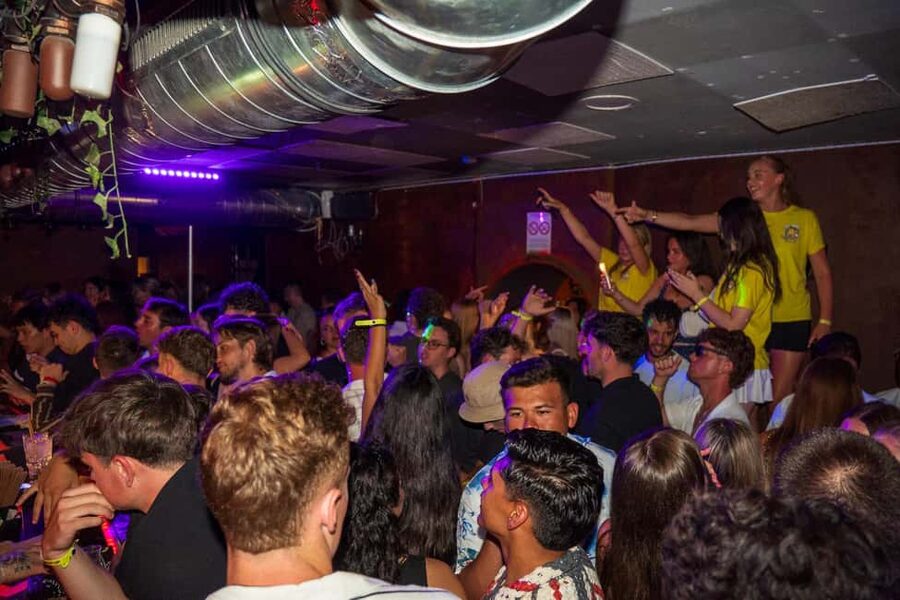 Nice : Yellow Pub Crawl - Social Bars, Games & Meet People - The guides: what Maxim/Maxime praise says about the experience