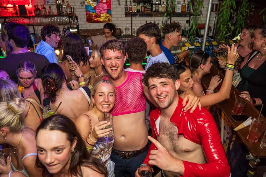 Nice : Yellow Pub Crawl - Social Bars, Games & Meet People - Practical tips so you do not get stuck at the door