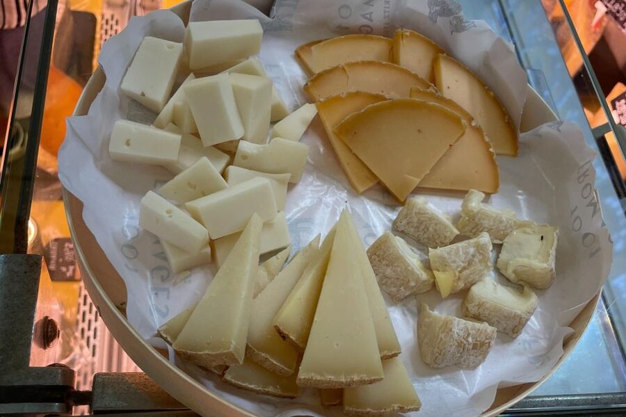 No Diet Club - Amazing local food in Biarritz ! - Entering the tour: Galerie Espace Foch to central Biarritz