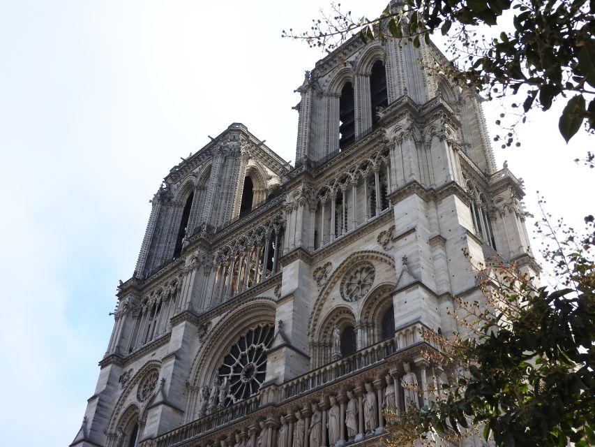 Notre Dame cathedral exterior tour & entrance with host - The Outside Intro That Turns the Facade Into a Story