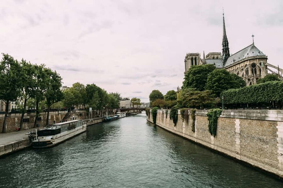 Notre-Dame Cathedral: Interior Guided Tour - The best part: how the guide handles crowds and pace