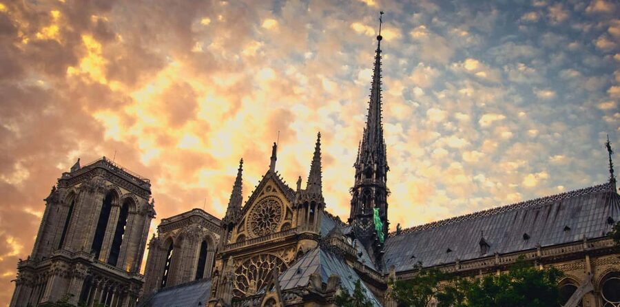 Notre-Dame Cathedral with reserved access and exterior Tour - What the guided island walk covers on Île de la Cité
