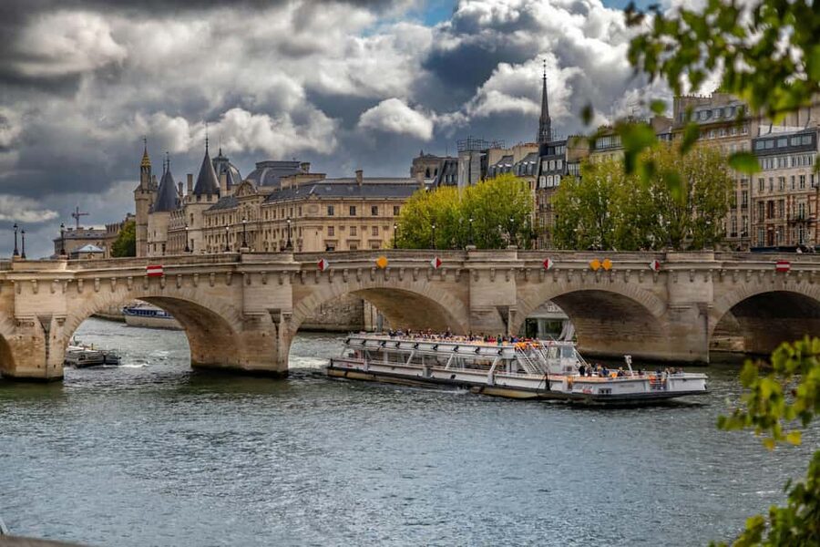 Notre-Dame Cathedral with reserved access and exterior Tour - Meeting point you should not miss (and how to find it)
