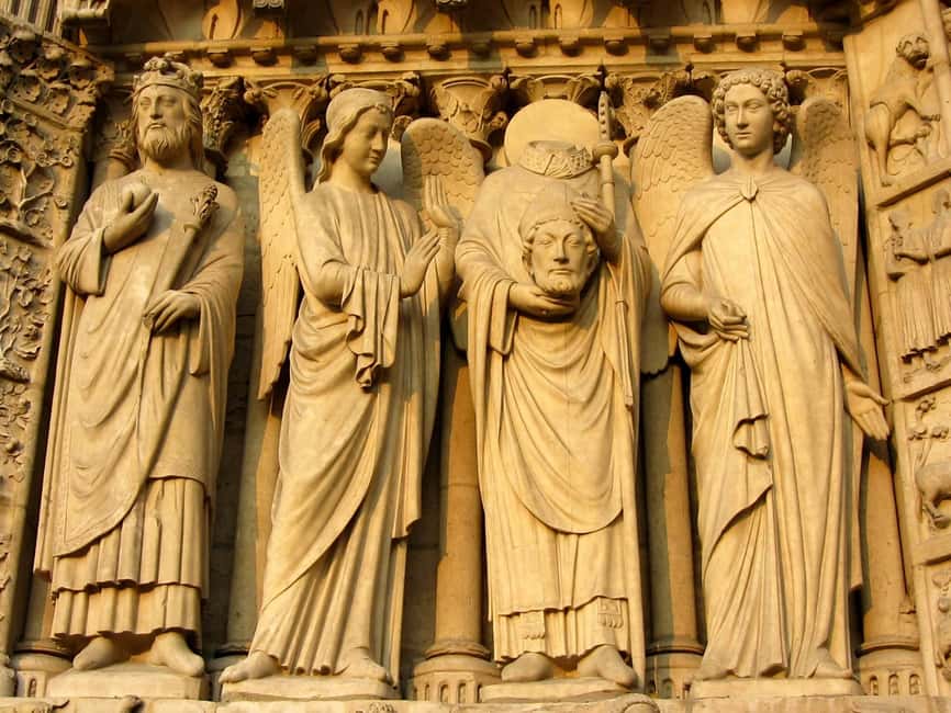 Notre-Dame Cathedral with reserved access and exterior Tour - Your self-guided hour inside Notre-Dame