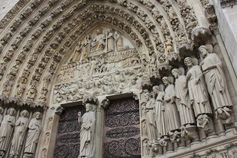Notre-Dame & Ile de la Cité–Louvre with a local - Sainte-Chapelle and the royal story behind the stone