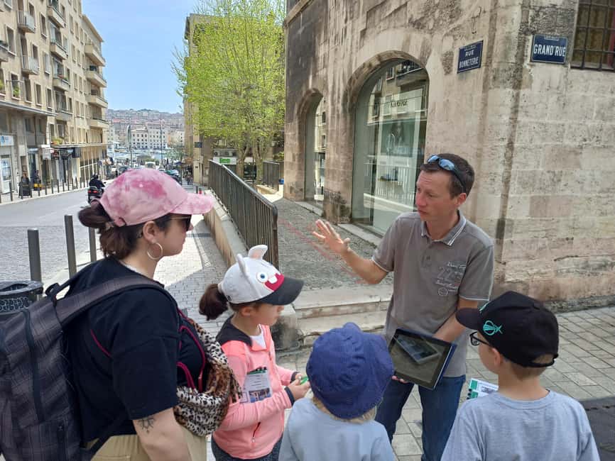 "Old Marseille" district tour and treasure hunt - Where it starts near the Old Port, Hôtel de Ville