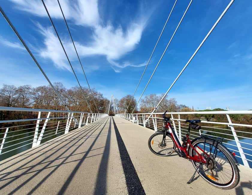 Panoramic Toulouse, e-bike ride, and cable car - Téléo cable car: a panoramic ride over Toulouse and toward the Pyrenees