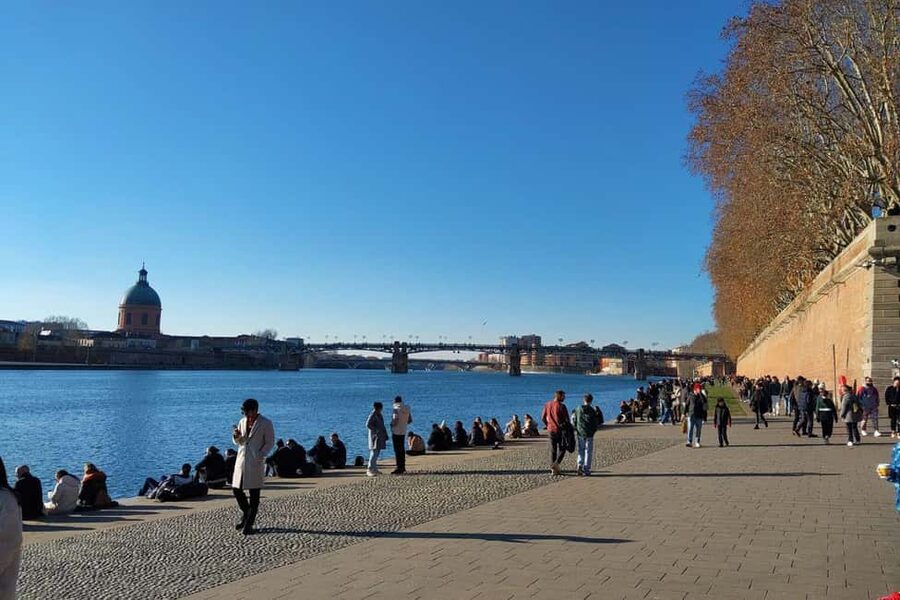 Panoramic Toulouse, e-bike ride, and cable car - Along the Garonne: Daurade, Place Saint-Pierre, and Pont Neuf