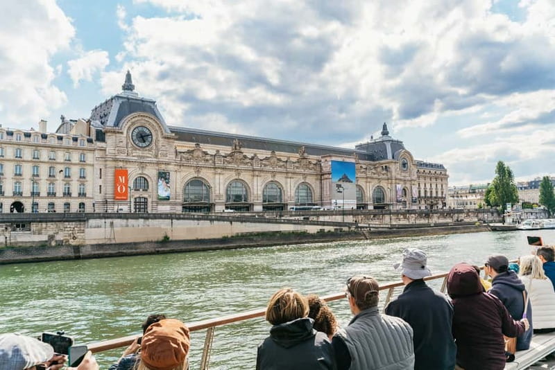 Paris: 1-Hour Seine Cruise departing from the Eiffel Tower - Audio guide and the smartphone web app, why they matter on a short ride