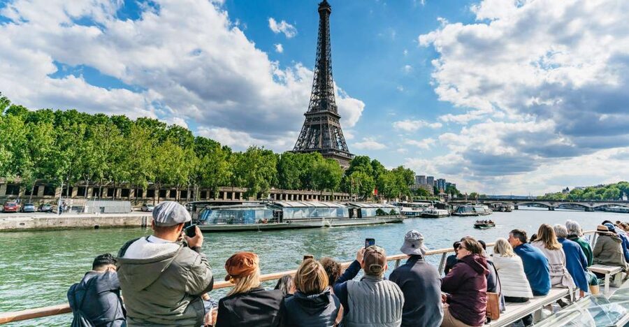 Paris: 1-Hour Seine Cruise departing from the Eiffel Tower - Timing choices: why evening sailings get the loudest cheers