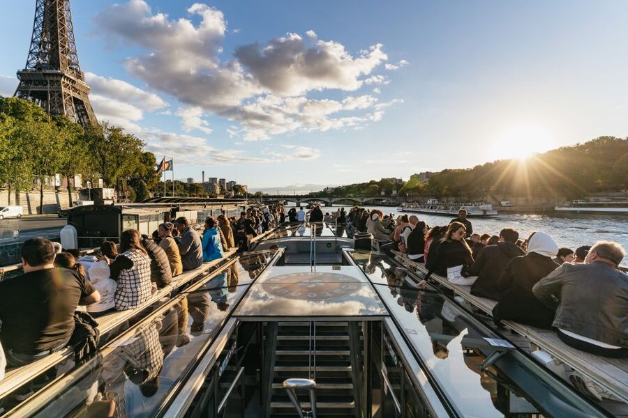 Paris: 1-Hour Sightseeing Cruise and 3-Course Bistro Dinner - Dinner by the Eiffel Tower at Bistro Parisien (3 Courses Plus a Drink)