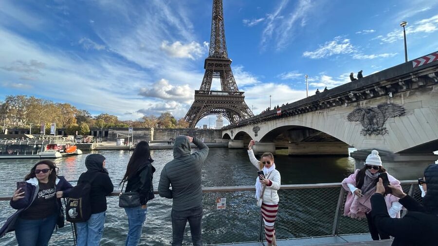 Paris: 1-Hour Sightseeing Cruise and 3-Course Bistro Dinner - Getting Your Tickets: Pontoon No. 2 and the Bateaux Parisiens Setup