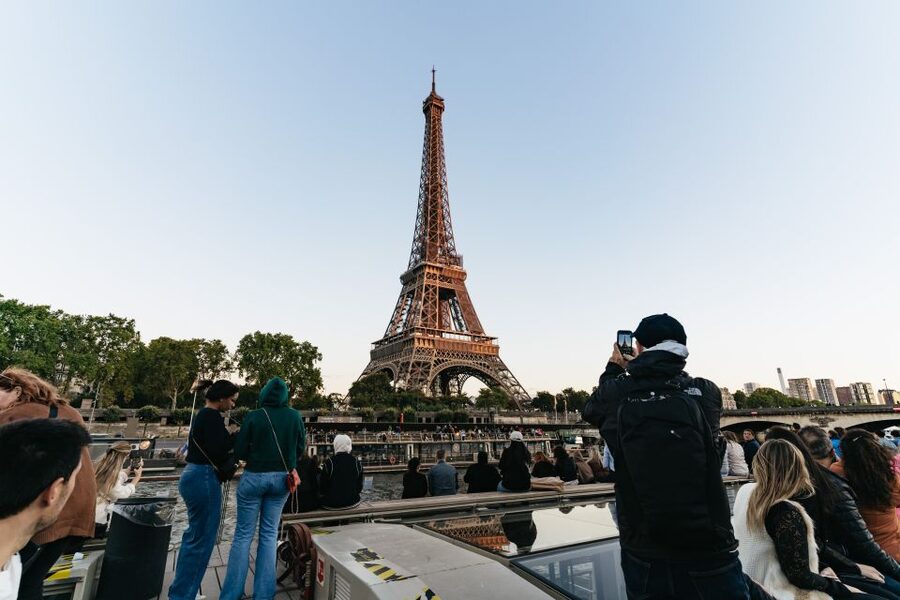 Paris: 1-Hour Sightseeing Cruise and 3-Course Bistro Dinner - The 1-Hour Seine Cruise: Reading the Route From Les Invalides to the Louvre