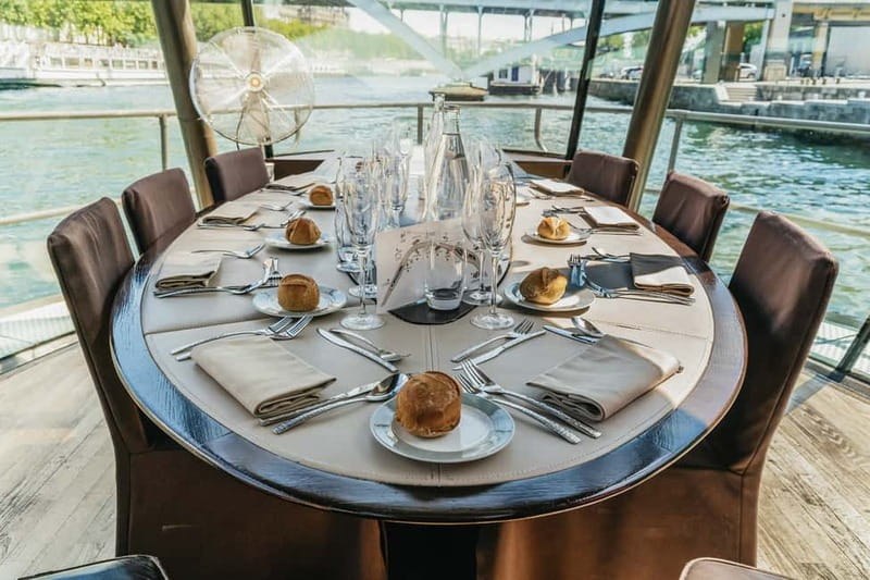 Paris: 2-Hour River Seine Lunch Cruise with 3-course-menu - Seating strategy: window tables, front-of-boat views, and sun control