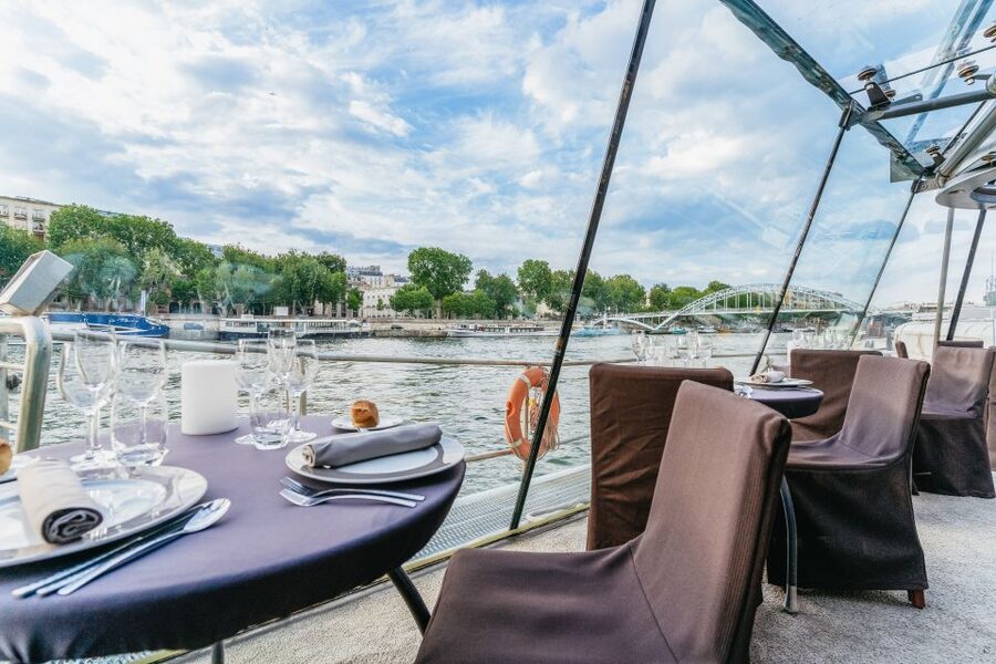 Paris: 3-Course-Dinner Cruise on the Seine with live music - What this Seine dinner cruise does well (and why it feels special)