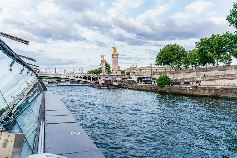 Paris: 3-Course-Dinner Cruise on the Seine with live music - Dinner on board: how the à-la-carte courses work in real life