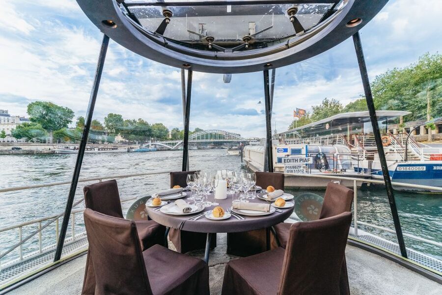 Paris: 3-Course-Dinner Cruise on the Seine with live music - Service levels and seating: where you gain the best view